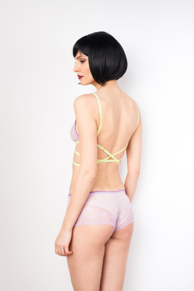 在內(nèi)衣上白色孤立年輕吸引女人