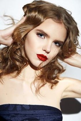 美丽性感的金发女孩与弥补红红的嘴唇