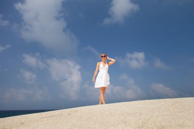女人在户外，享受阳光图片