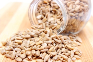 木制切菜板上的玻璃罐子里的向日葵種子大堆