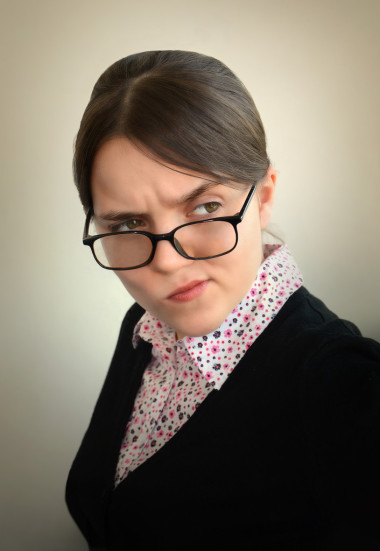 年輕的女孩，一張臭臉，懷疑地看著別處