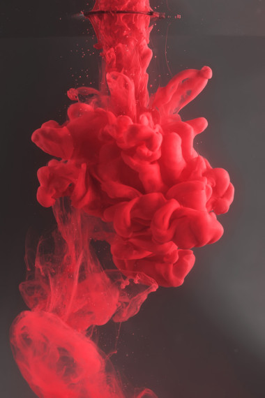 墨水在水中。彩虹的顏色。抽象背景