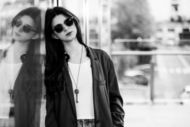 在市黑与白的女孩画像