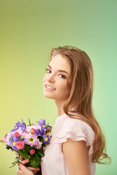 春天的花朵的女人