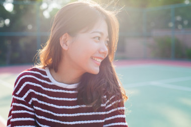 肖像年輕漂亮的女人微笑與張快樂的臉