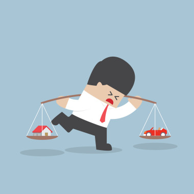 商人攜帶房子和汽車，在他的肩上，金融公司