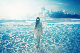 女人走上梦幻海滩享受海景