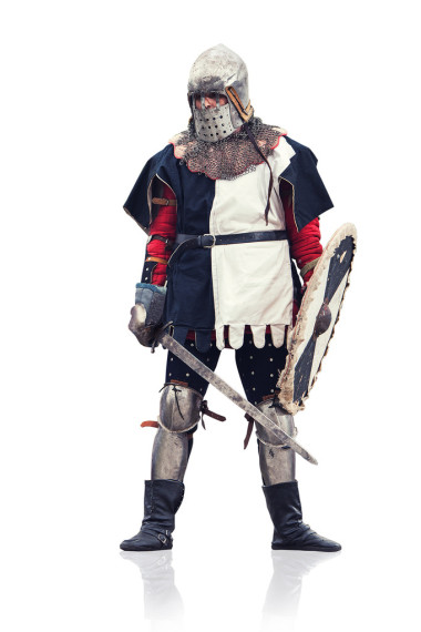 以长剑和盾牌的中世纪骑士。孤立对白色