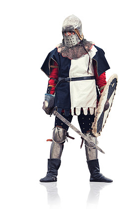 以长剑和盾牌的中世纪骑士。孤立对白色