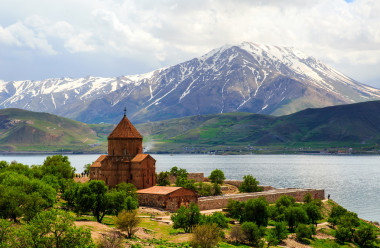 Akdamar 范湖中的岛屿。亚美尼亚的 (从 10 世纪圣十字大教堂)