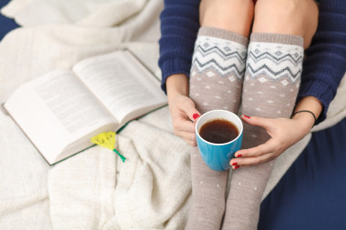 女性的腿，在溫暖的羊毛襪子