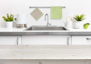 木桌上廚房水槽內(nèi)部背景