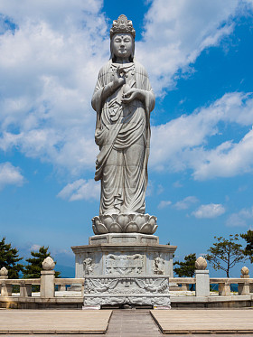 站在山坡的洛山在韩国束草的雕像在洛山 (韩国佛教寺庙复杂)