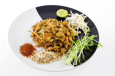 泰國(guó)菜: 墊泰國(guó)與蝦米、 黃豆腐、 有機(jī)錫