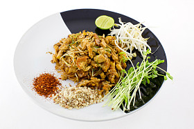 泰国菜: 垫泰国与虾米、 黄豆腐、 有机锡