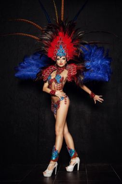 嘉年華的衣服的女人