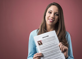 年轻女子捧着她的简历