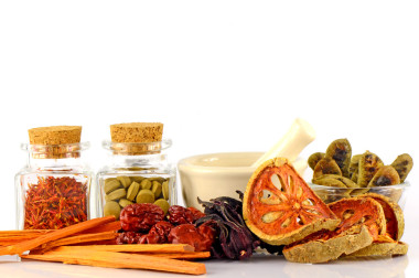 中药片剂和干的香草