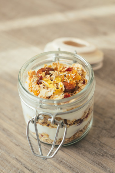 自制麥片粥和烤麥片、 干果、 堅(jiān)果、 蜂蜜和新鮮酸奶中的 jar、 傳統(tǒng)瑞士早餐餐、 選擇性焦點(diǎn)