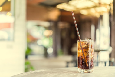 在餐廳的可樂玻璃