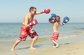 父亲和儿子在沙滩上打了一天时间