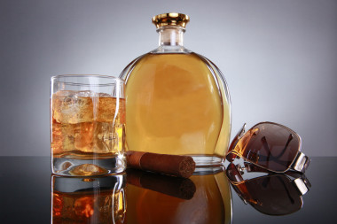 哈瓦那雪茄和設(shè)計師色調(diào)與烈酒