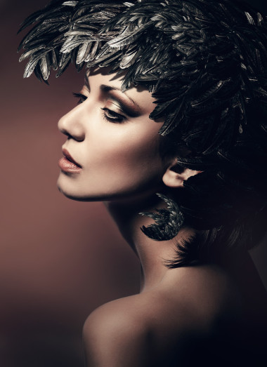 戴著帽子的黑發(fā)女人