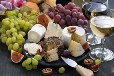 軟的美味奶酪和葡萄酒在深色背景上的小吃