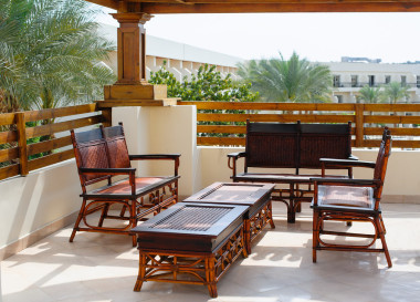 在阳台上柳条家具