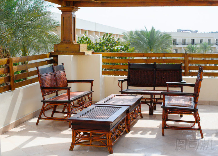 在陽臺(tái)上柳條家具