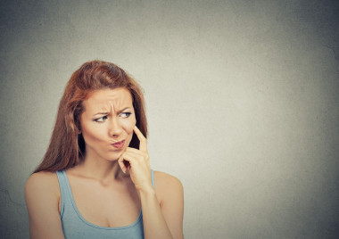 体贴的怀疑可疑年轻女子图片