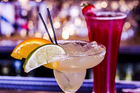 当地小酒馆酒吧和烧烤食品照片