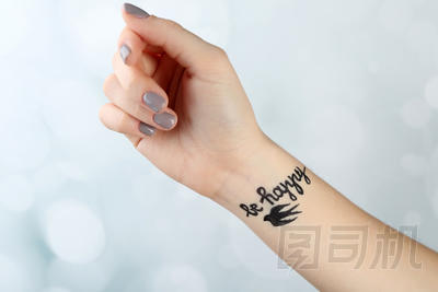 女性手臂紋身