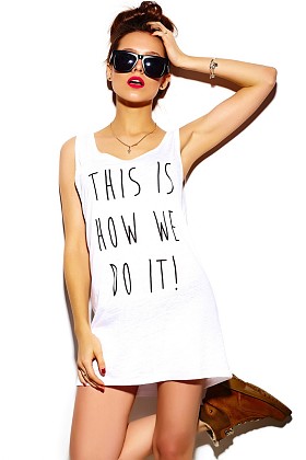 红红的嘴唇,在夏天明亮多彩时髦布料高级时装 look.glamor 时尚漂亮的年轻女人模型