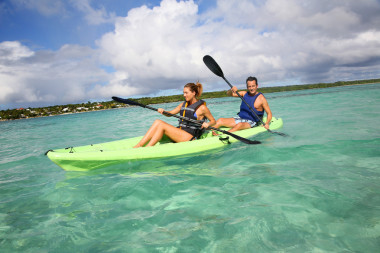 夫婦在環(huán)礁湖中劃獨(dú)木舟圖片