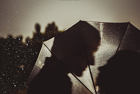 爱在雨中/剪影吻几把伞
