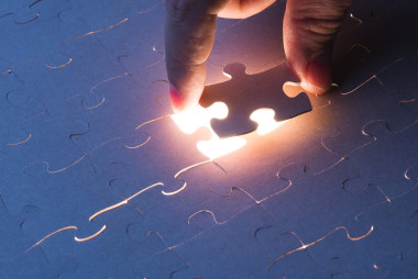 手拿著缺失的拼圖塊