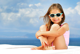 幼儿女孩对日光浴浴床图片