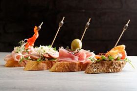 在硬面包上的小吃图片