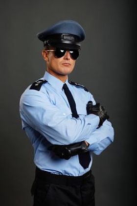 双手合十的警察