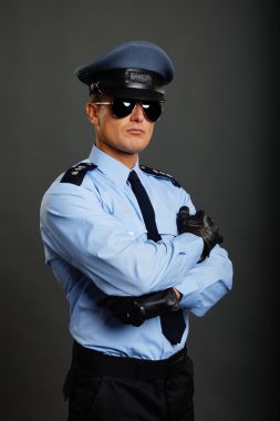 双手合十的警察