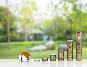 小房子和黄金堆硬币.图片