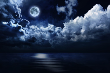 水面上的夜空中有一輪滿月
