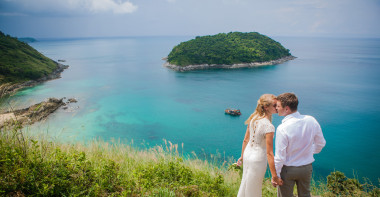 幸福的爱夫妇反对海美兰岛顶级观点的热带海滩上