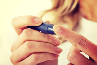 檢查血糖水平的女人圖片