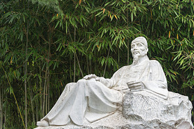 天水，中国-2014 年 10 月 7 日: 杜甫在南国修道院的雕像。在甘肃省天水市，中国著名的寺院