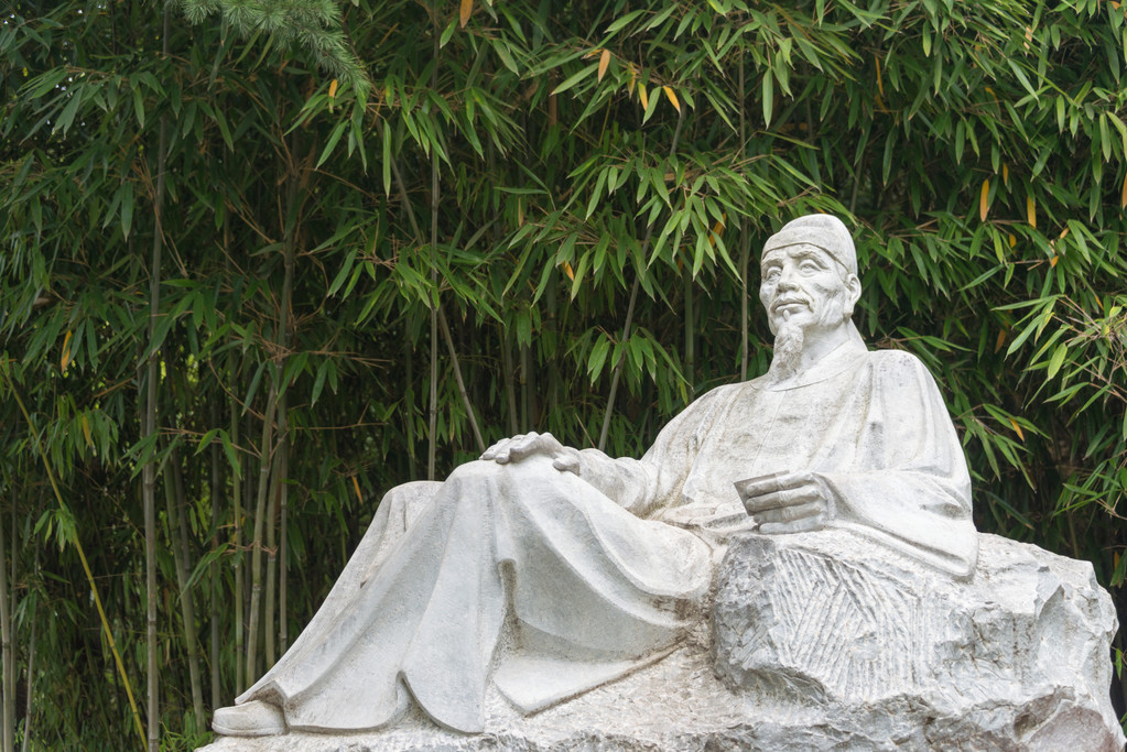 天水，中国-2014 年 10 月 7 日: 杜甫在南国修道院的雕像。在甘肃省天水市，中国著名的寺院