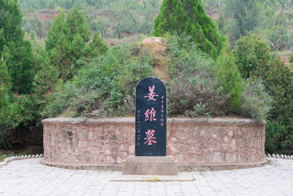甘谷，中国-2014 年 10 月 10 日: 江魏墓在甘谷、 天水、 甘肃、 中国。江 wei(202-264) 是一位著名军事将领
