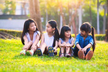 四個快樂的微笑著孩子在公園里玩