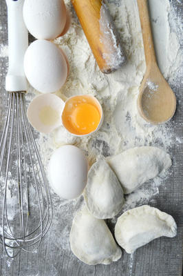 靜物與原料自制面食和意大利面食的配料。過(guò)程的蒸煮 pasta.the 過(guò)程的自制包餃子，美味的午餐